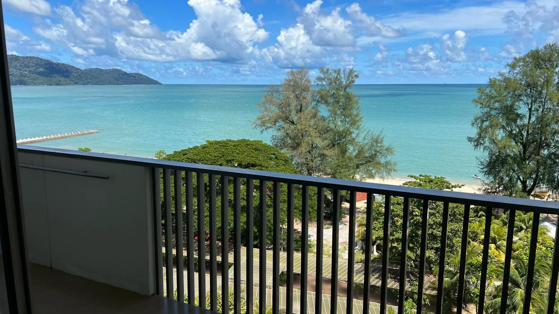 By The Sea Beach Front Apartment Batu Feringgi